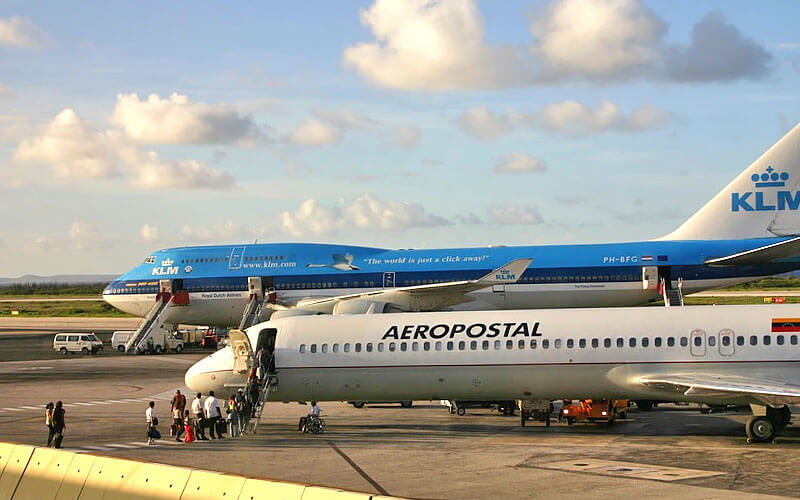 KLM vrachttoestel op luchthaven Curaçao.