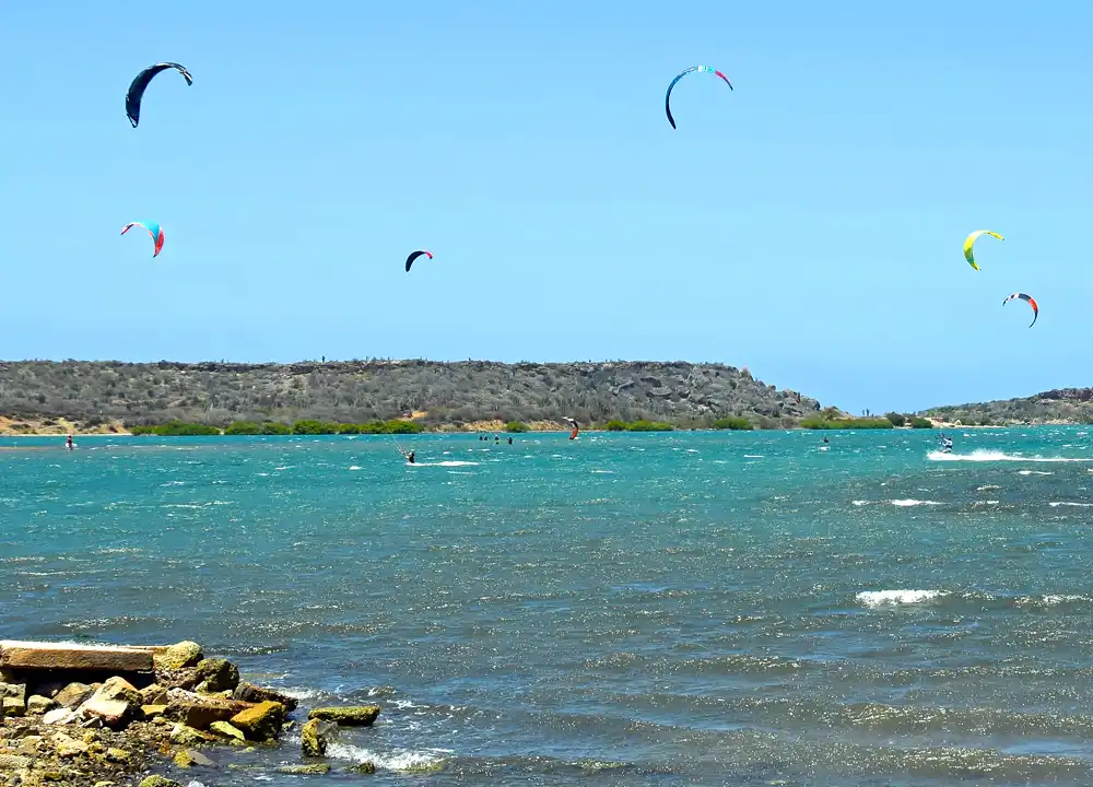 Kitesurfers op Sint Joris Baai Curaçao.