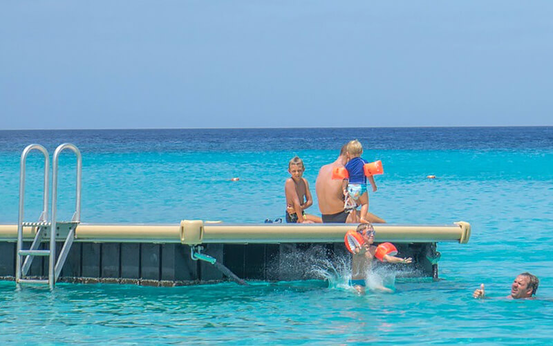 Zwemmen in zee Curaçao