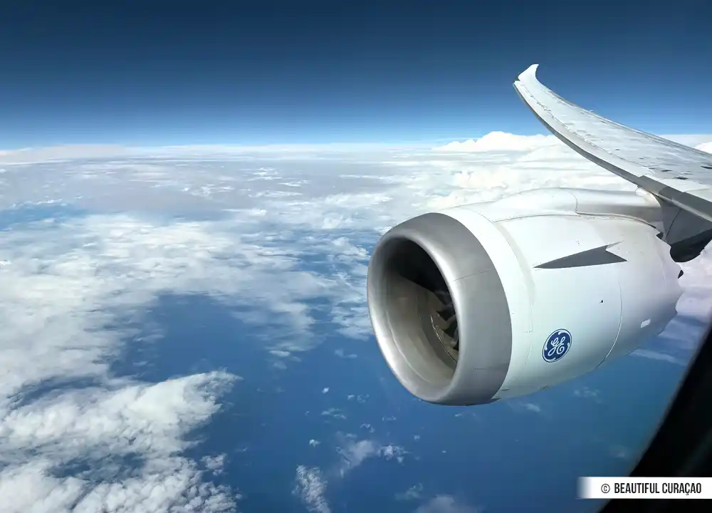 Vliegtuig op weg naar Curaçao